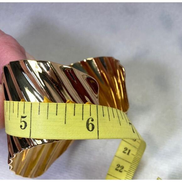 1980s Avon Gold Tone Crinkle Cuff Bracelet and Pierced Earrings Vintage - Picture 15 of 15